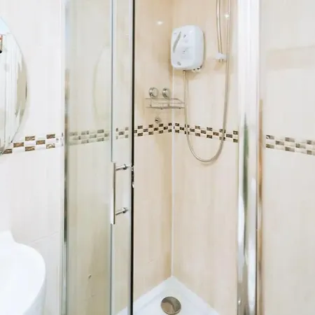 Homely 1 Bedroom In Centre With River View דירה