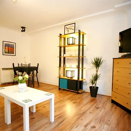 Short Let Direct - St Augustine St D8 דירה *