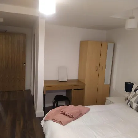 Spacious Two Bedroom Longs Place, 8 Apartment