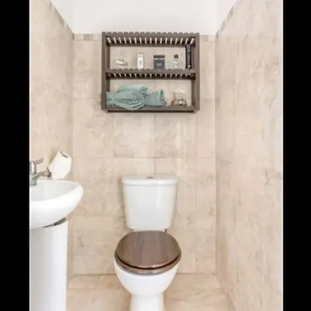 Spacious 2-bedroom Property, Minutes From City. Apartment