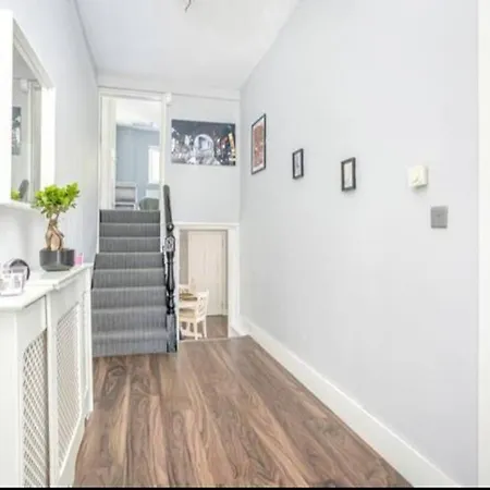 Spacious 2-bedroom Property, Minutes From City. Apartment Dublin