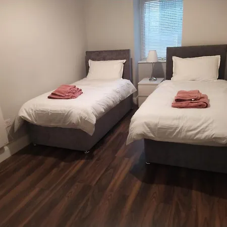 Spacious Two Bedroom Longs Place, 8 Apartment