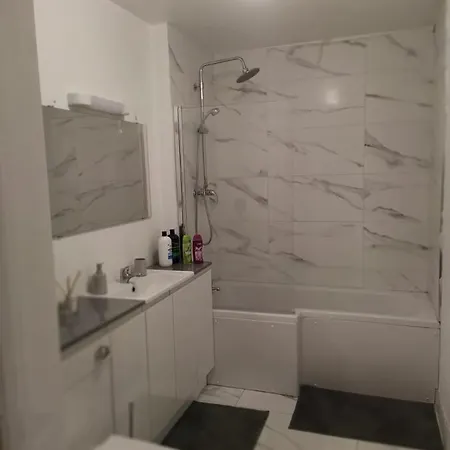 Spacious Two Bedroom Longs Place, 8 Dublin