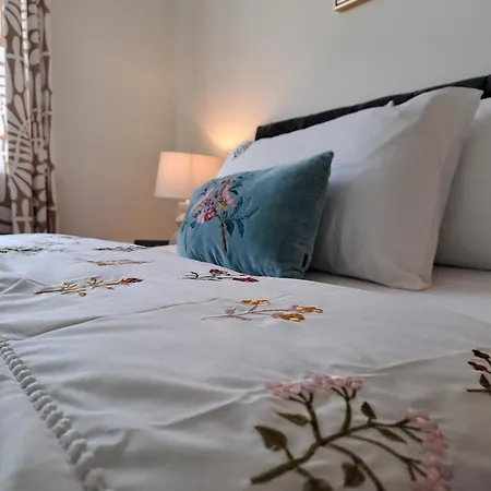 Cozy Bedroom In Lucan, * Dublino