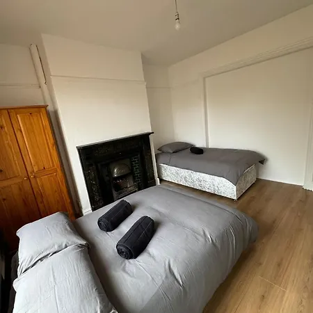 Guest house Very Nice Triple At 2 Iveragh Rd-5