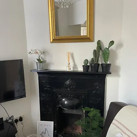 Holiday home Pre - Post Flight Airport 20m Canal View *