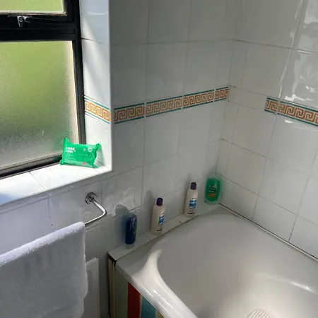 Pre - Post Flight Airport 20m Canal View Holiday home *