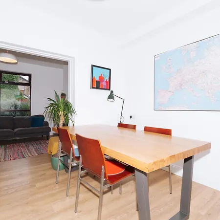 Charming 2bd House In Apartament