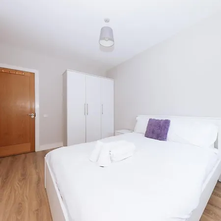Bright 2bd Flat With Private Balcony - Апартаменты *