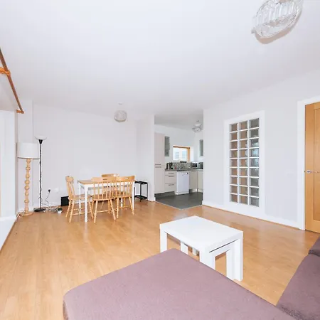 Апартаменты Bright 2bd Flat With Private Balcony - *