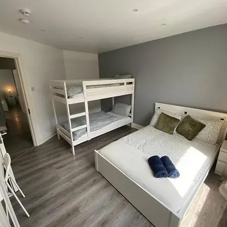 Deluxe Duplex Talbot St Sleeps 8 *