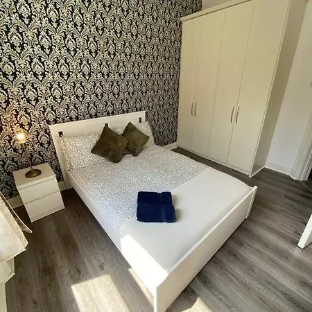 Deluxe Duplex Talbot St Sleeps 8 *