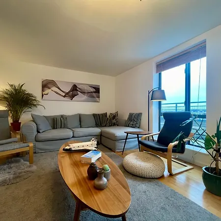 Exclusive King-size Bed Comfort With Serene Garden View בית אירוח
