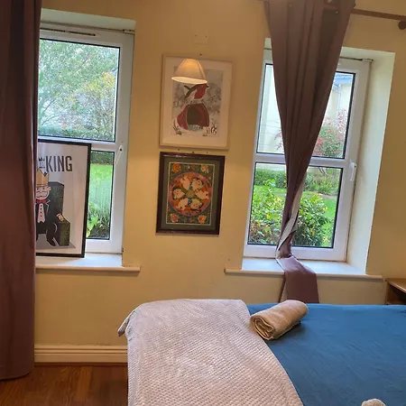 Comfy Near Airport With Free Parking Habitación en casa particular *