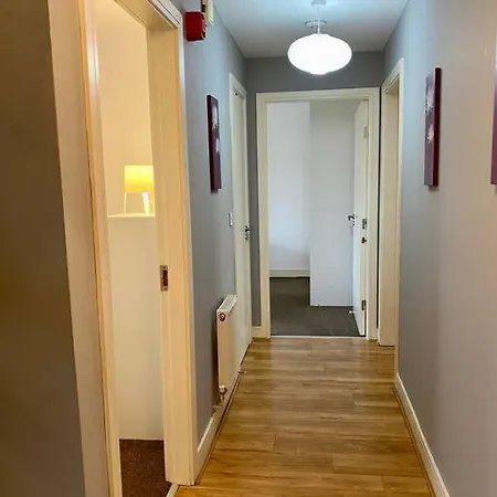 Apartment Conveniently Located, 2 Bedroom Modern