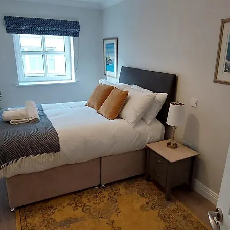 Tastefully Refurbed 2bed - 3 Mins To Trinity & Docks Apartmán *
