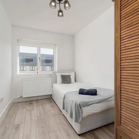 Сasa de vacaciones Citywest Contractor Housing - Sleeps 5 *