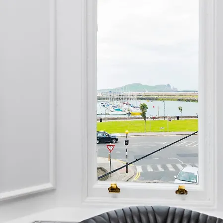 With Scenic Marina Views Apartment *