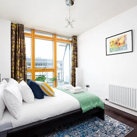 2br Balcony, Plants & Electric Piano 아파트