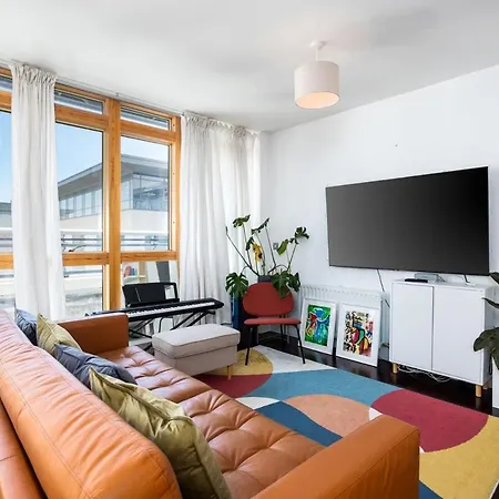 2br Balcony, Plants & Electric Piano 아파트 더블린