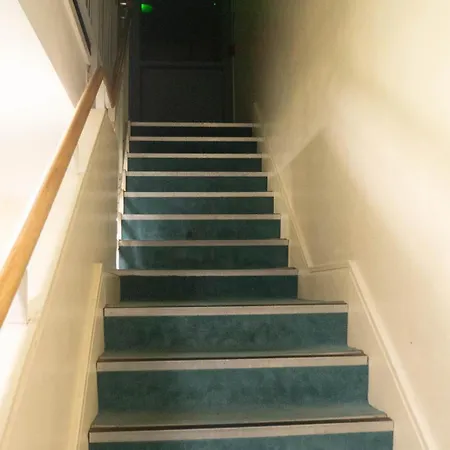 Διαμέρισμα Comfortable 2-bedroom Near Airport *