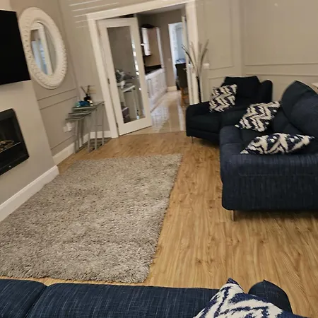 Holiday home Modern 4-5 Bedroom House