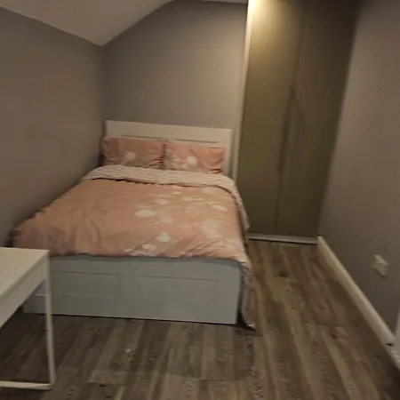 Modern 4-5 Bedroom House Holiday home *