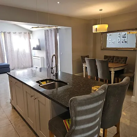 Holiday home Modern 4-5 Bedroom House
