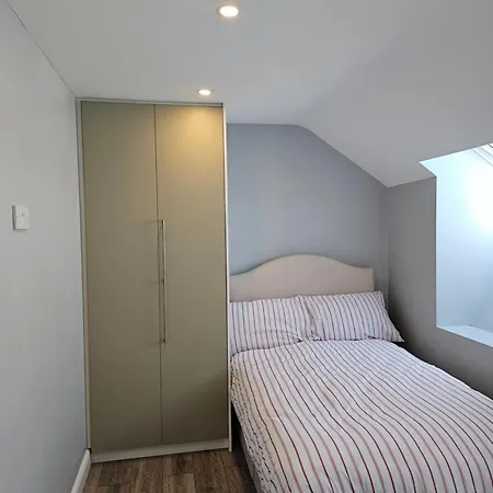 Modern 4-5 Bedroom House Holiday home