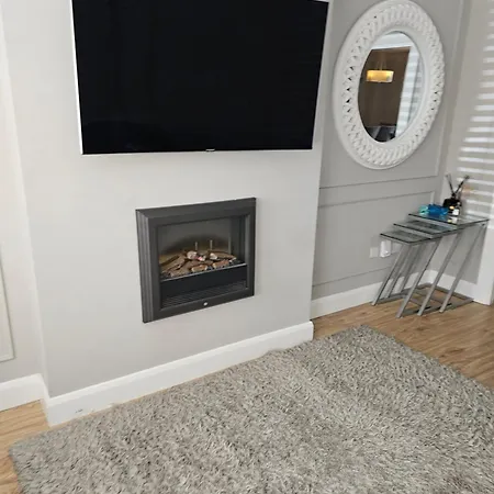Modern 4-5 Bedroom House Holiday home *