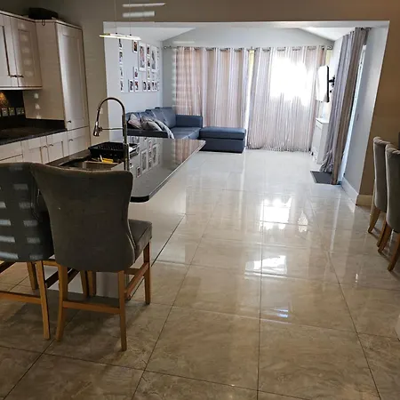 Holiday home Modern 4-5 Bedroom House