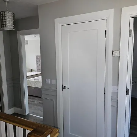 Holiday home Modern 4-5 Bedroom House