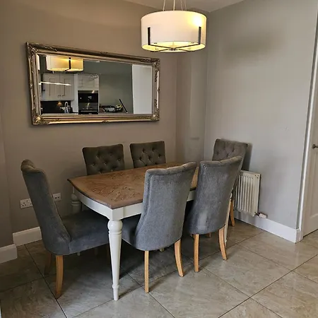 Modern 4-5 Bedroom House Holiday home *