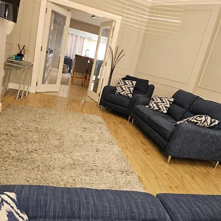 Modern 4-5 Bedroom House Holiday home Dublin