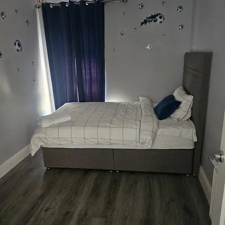 Holiday home Modern 4-5 Bedroom House