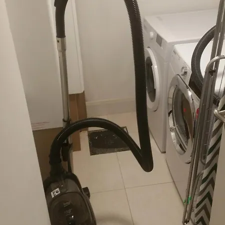 Two Bedroom Modern Basement דירה דבלין