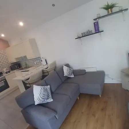 Self-contained Airport Apartament *