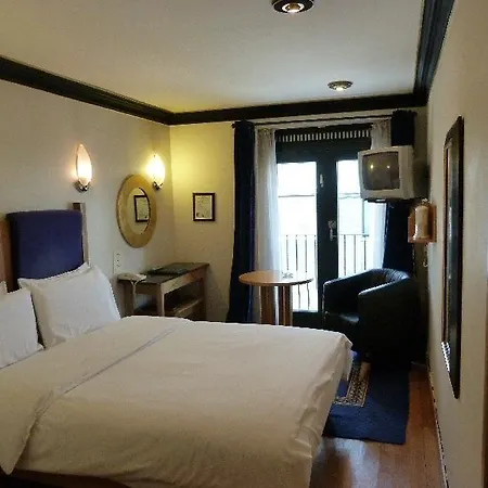 Отель The Townhouse 3*