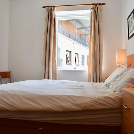 Modern 1 Bedroom Near The River *