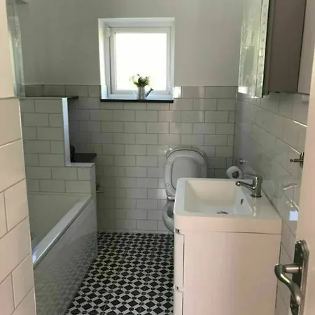 Apartmán 2 Bedroom Flat In Sleeps 4