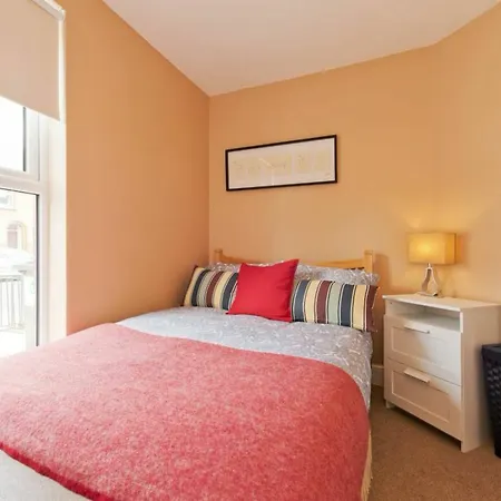 2 Bedroom Riverside Sleeps 5 Apartment *
