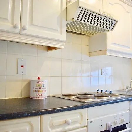 2 Bedroom Terraced House Near Centre Holiday home *
